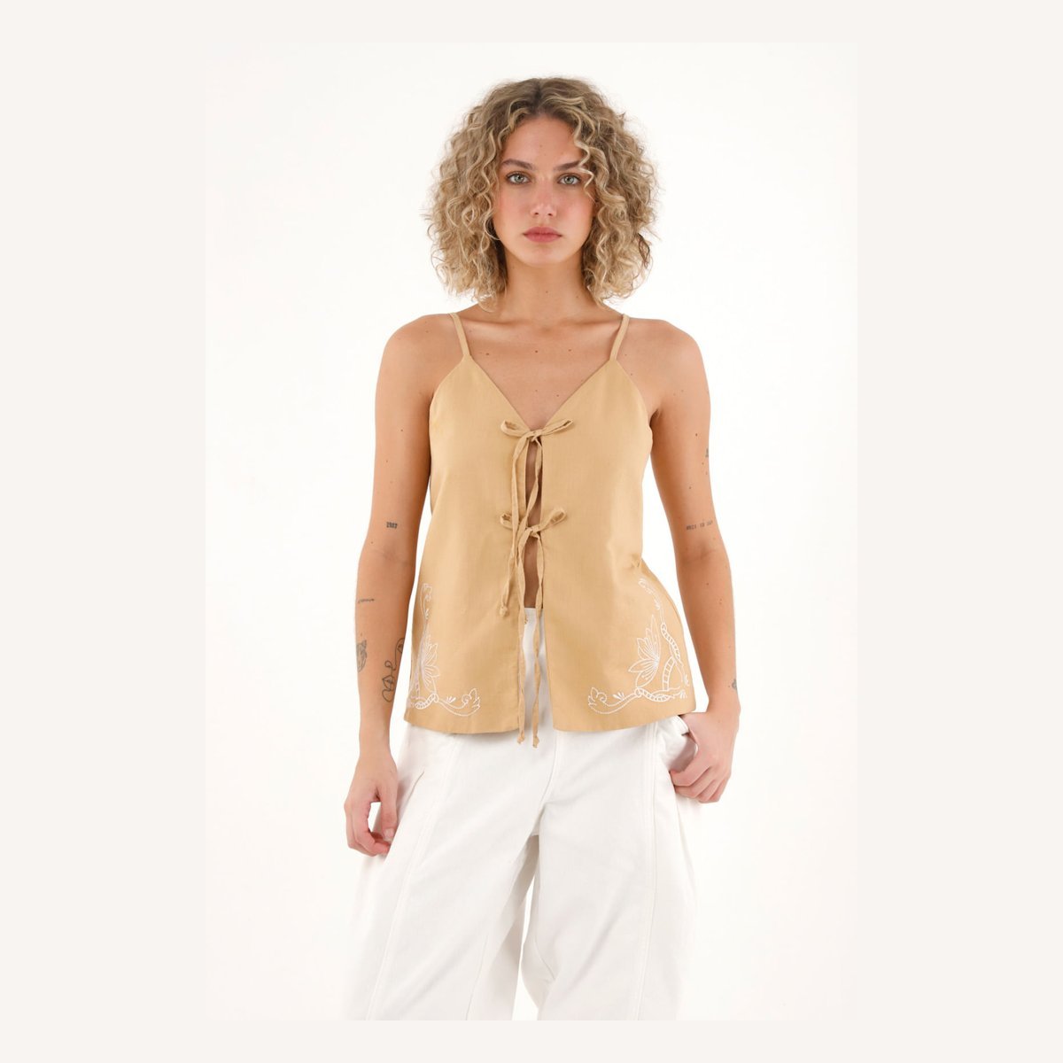 Camisa de escote en V café Topmark
