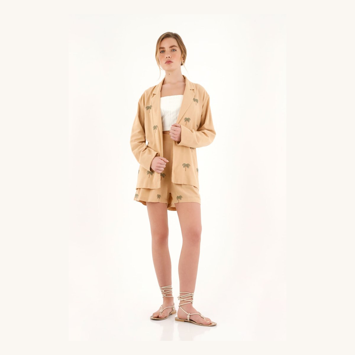Blazer café con palmeras bordadas Topmark